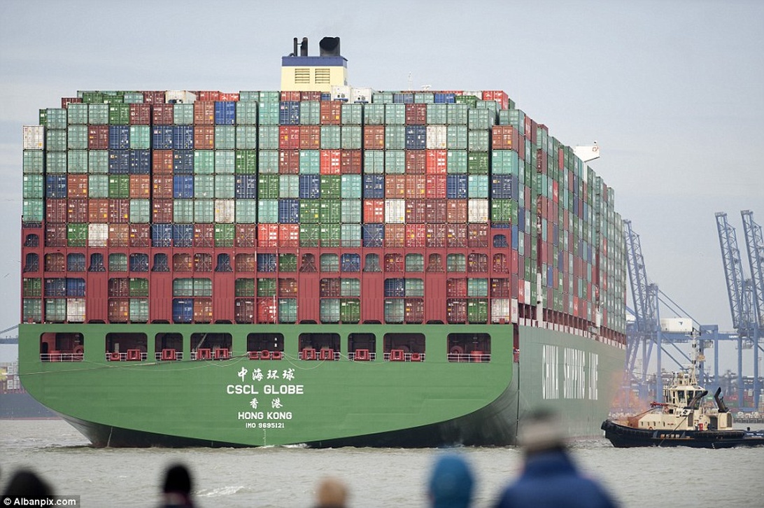 Ett stort containerfartyg lastat till bredden symboliserar den enorma volymen gods som transporteras över världshaven.